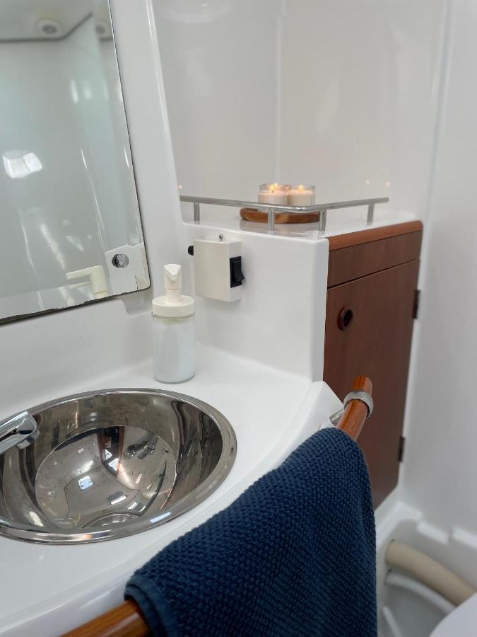 Beautiful And Comfortable Sailboat With Secure Parking Available Hotell Barcelona Exteriör bild