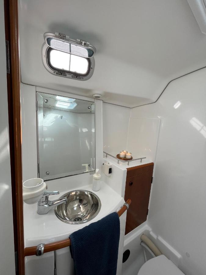 Beautiful And Comfortable Sailboat With Secure Parking Available Hotell Barcelona Exteriör bild